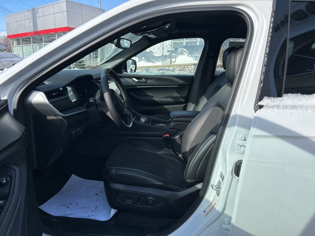 New 2025 Jeep Grand Cherokee Altitude image 8