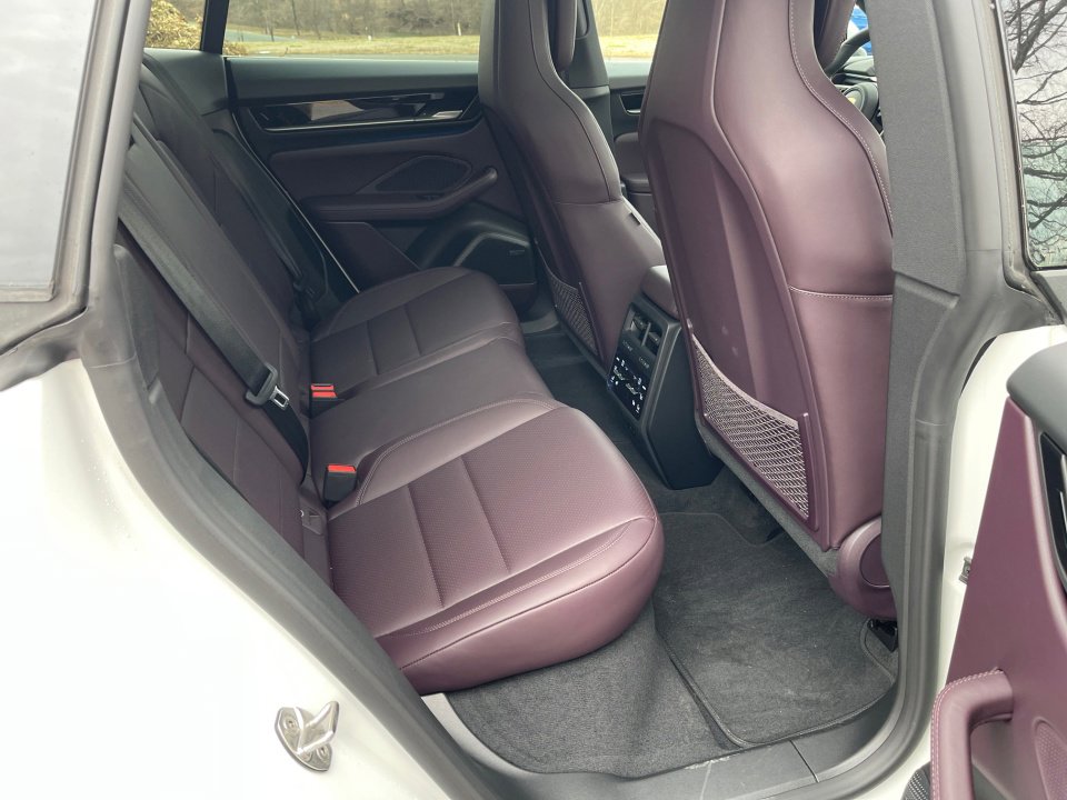 Certified 2025 Porsche Macan 4S Electric AWD/4WD image 29