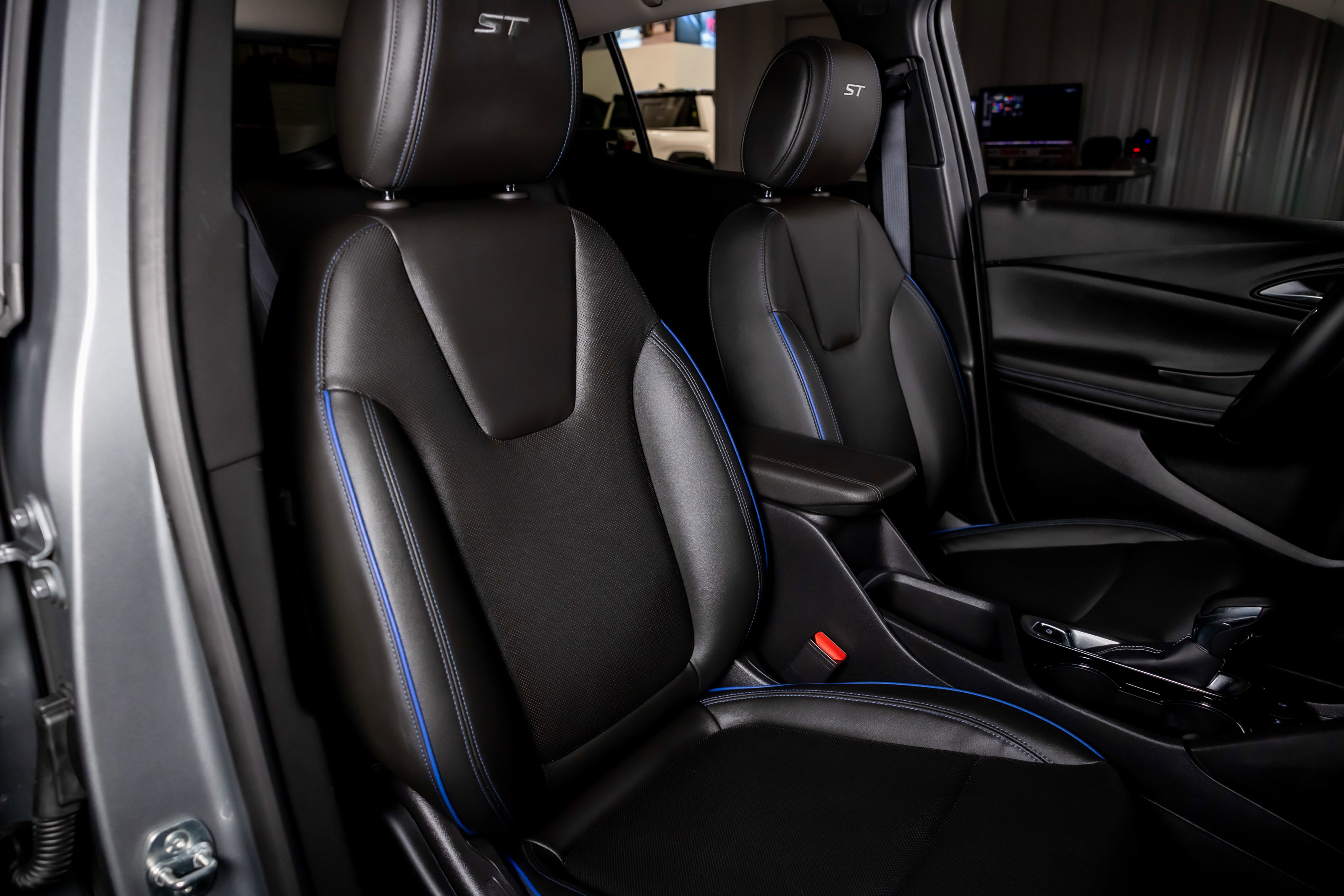 Used 2025 Buick Encore GX Sport Touring image 13