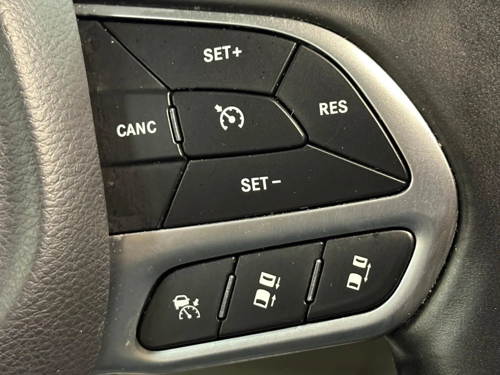 Used 2017 Chrysler Pacifica Touring-L Plus w/ Advanced Safetytec Group FWD image 38