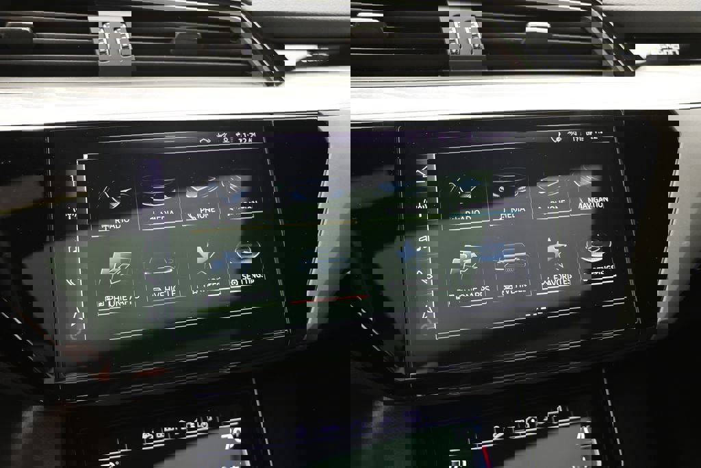 Used 2023 Audi e-tron Premium Plus w/ Premium Plus Package image 18