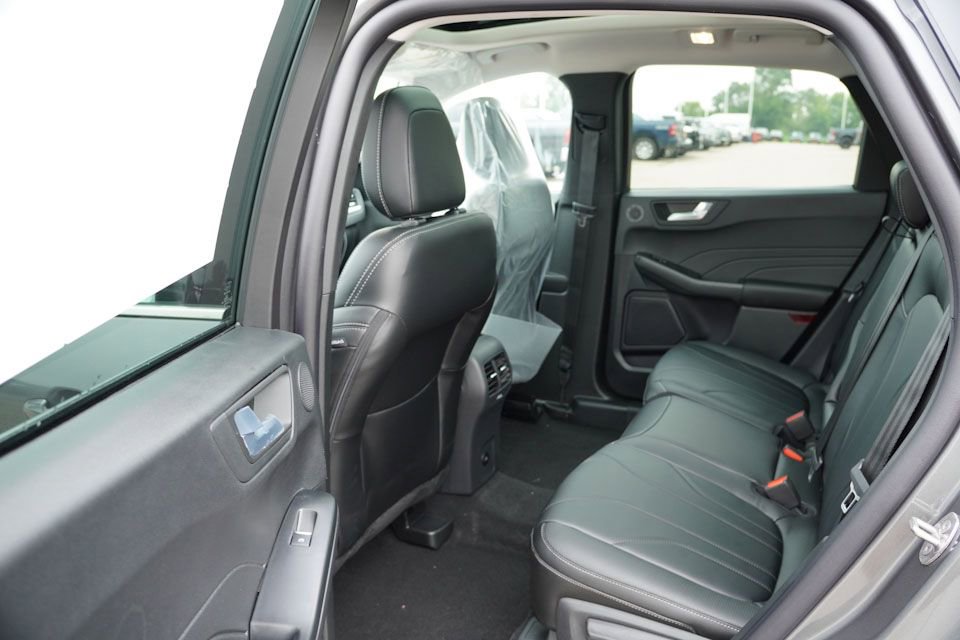 New 2025 Ford Escape SE w/ PHEV Premium Package FWD image 11