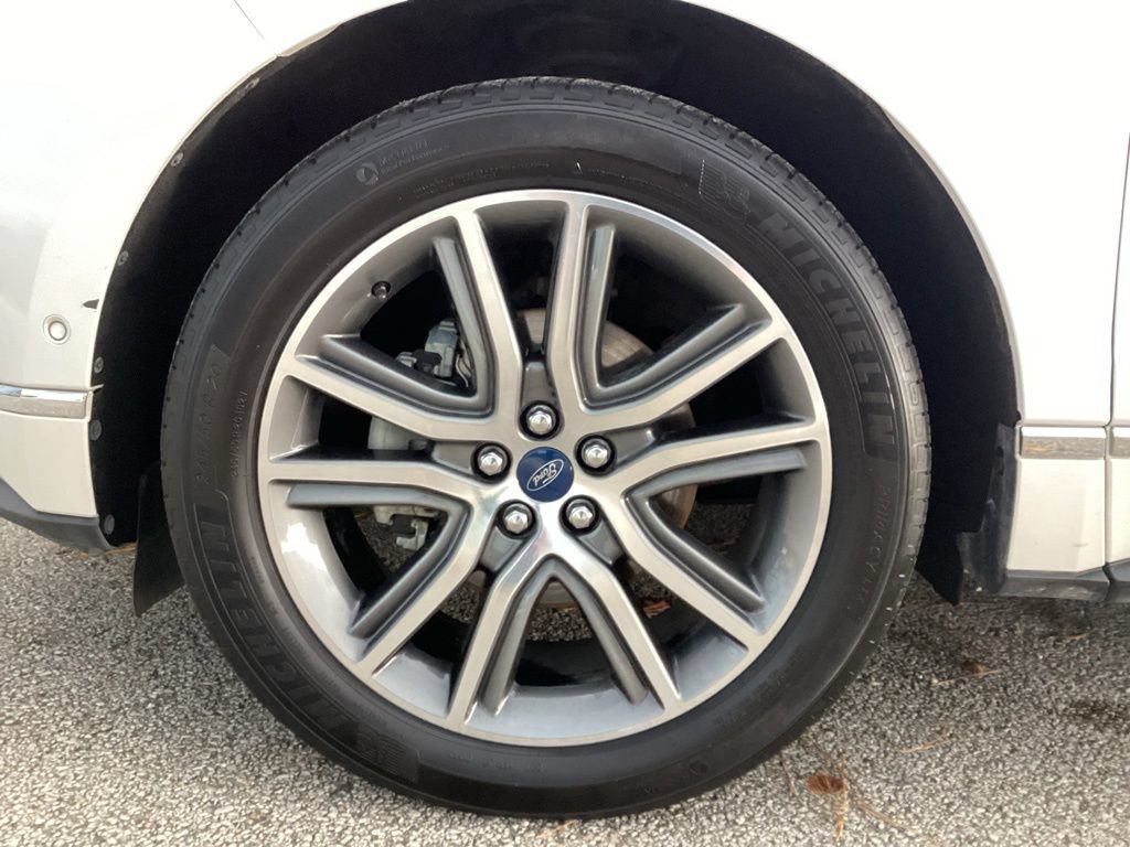 Used 2019 Ford Edge Titanium w/ Equipment Group 301A FWD image 19