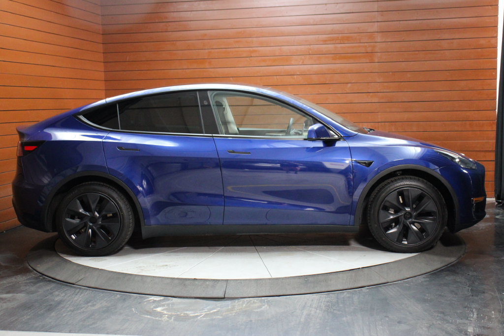 Used 2024 Tesla Model Y 2WD image 21