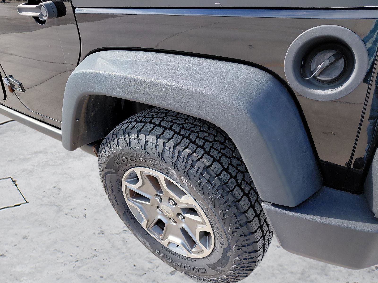 Used 2015 Jeep Wrangler Unlimited Rubicon w/ Connectivity Group image 20