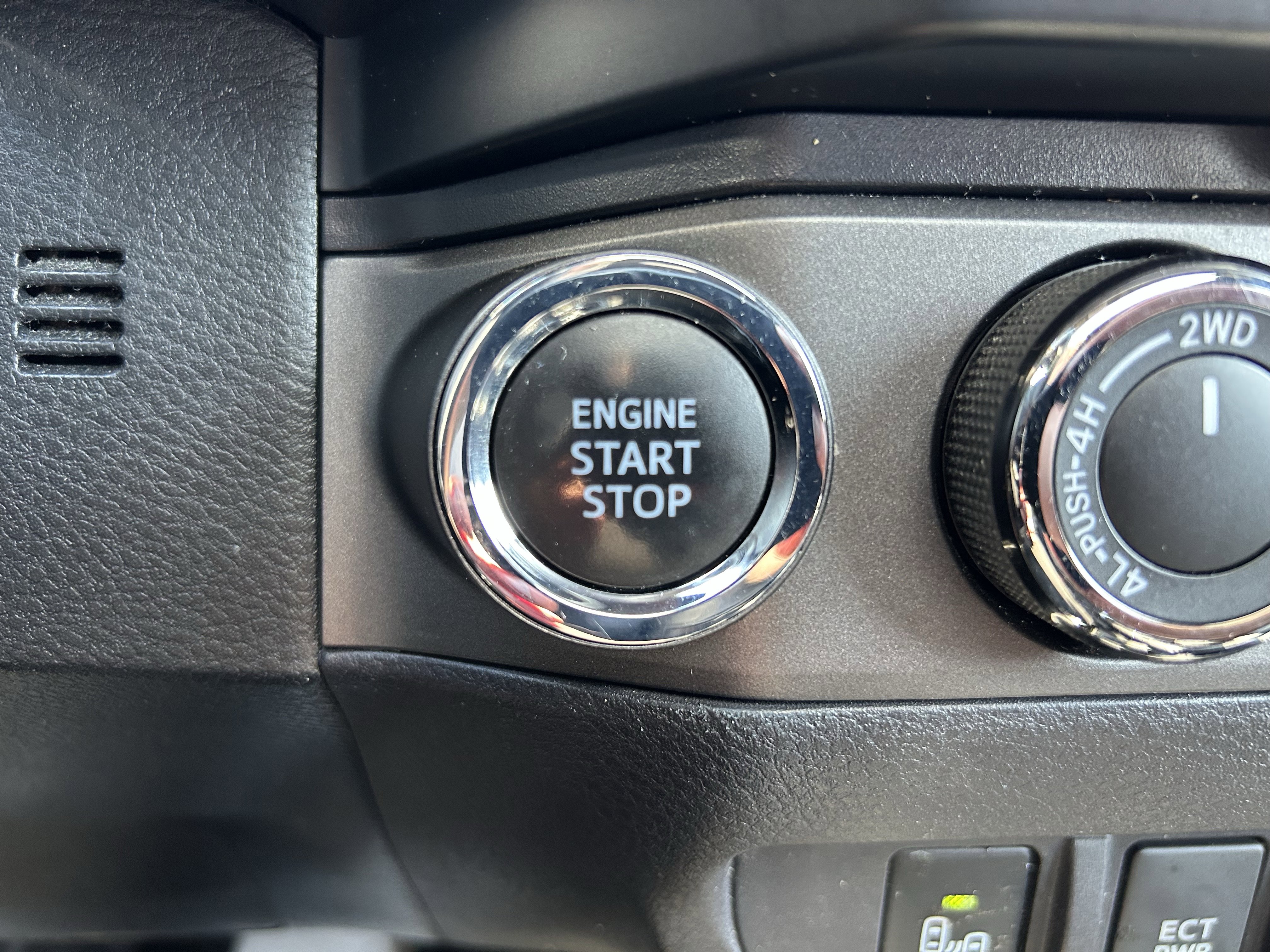 Certified 2019 Toyota Tacoma TRD Off-Road AWD/4WD image 34