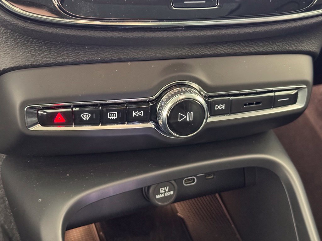 Certified 2025 Volvo XC40 B5 Plus AWD/4WD image 23