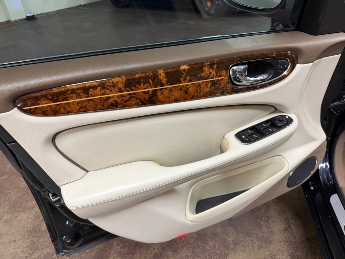 Used 2005 Jaguar XJ8 RWD image 11