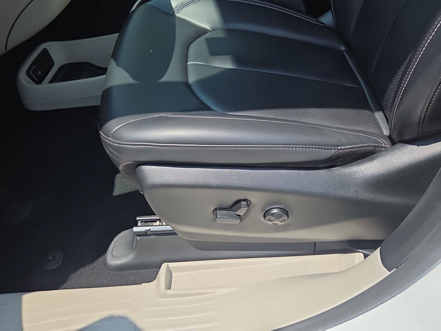 Used 2023 Chrysler Pacifica Touring-L FWD image 16