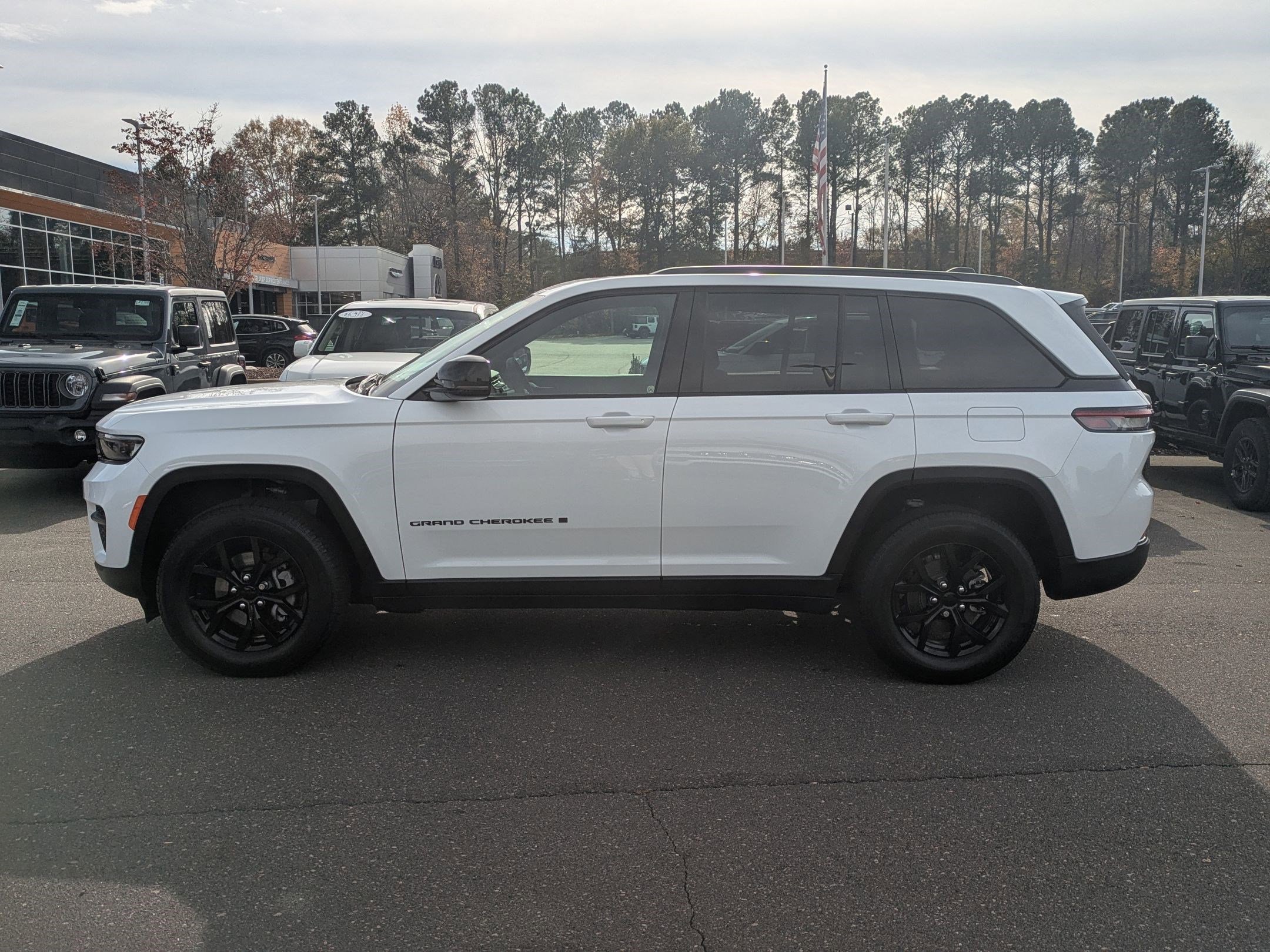 Used 2025 Jeep Grand Cherokee Altitude image 8