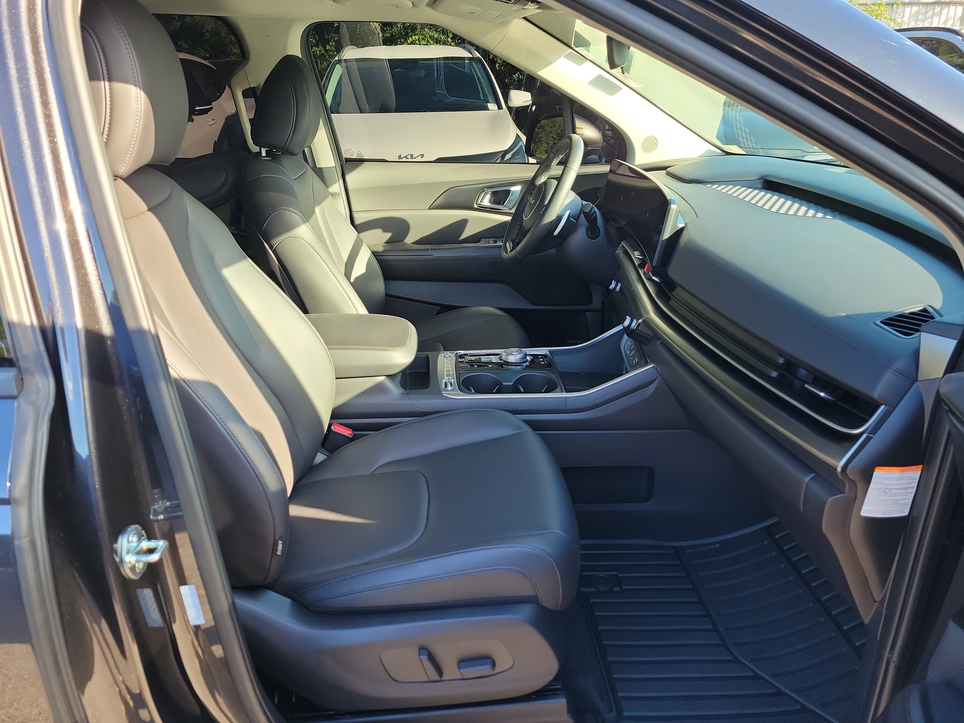 Certified 2025 Kia Carnival SX w/ SX Dark Edition Package FWD image 5