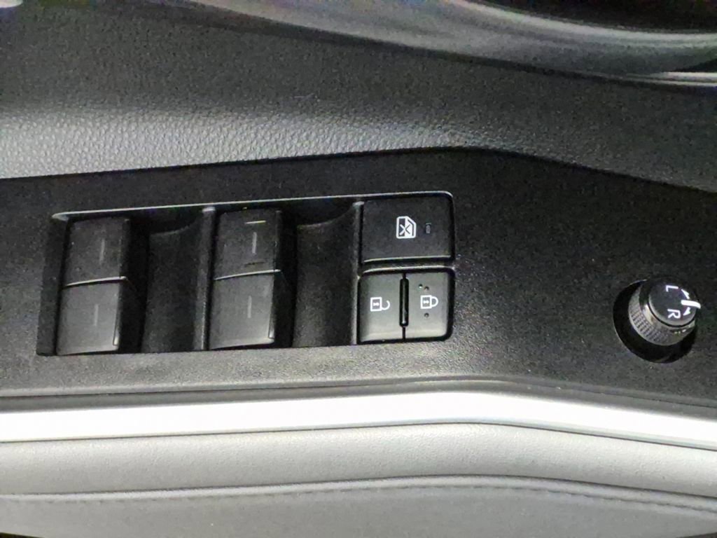 Used 2021 Toyota Highlander LE AWD/4WD image 16