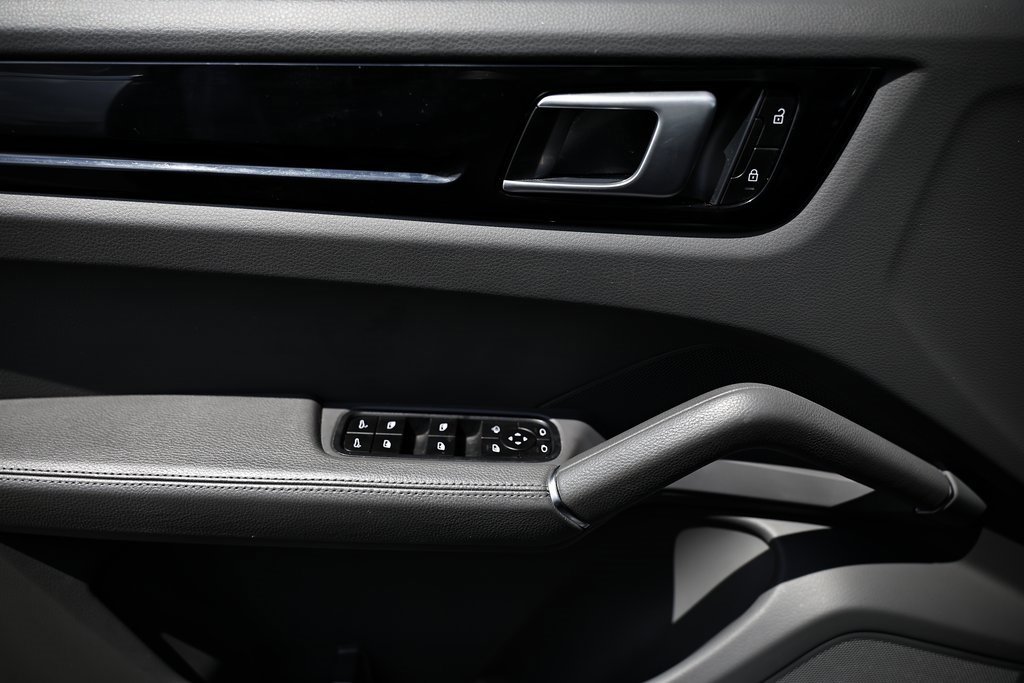 Used 2022 Porsche Cayenne Platinum Edition image 17