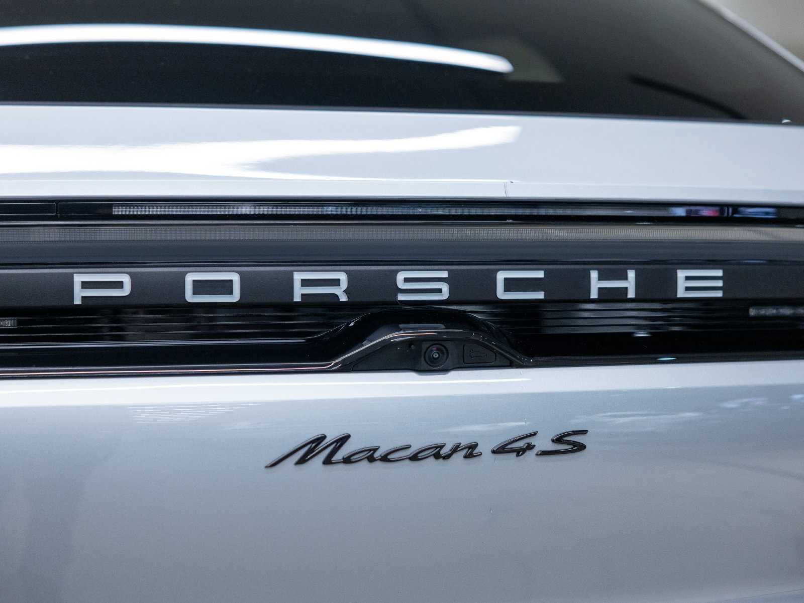 Certified 2025 Porsche Macan 4S Electric AWD/4WD image 22