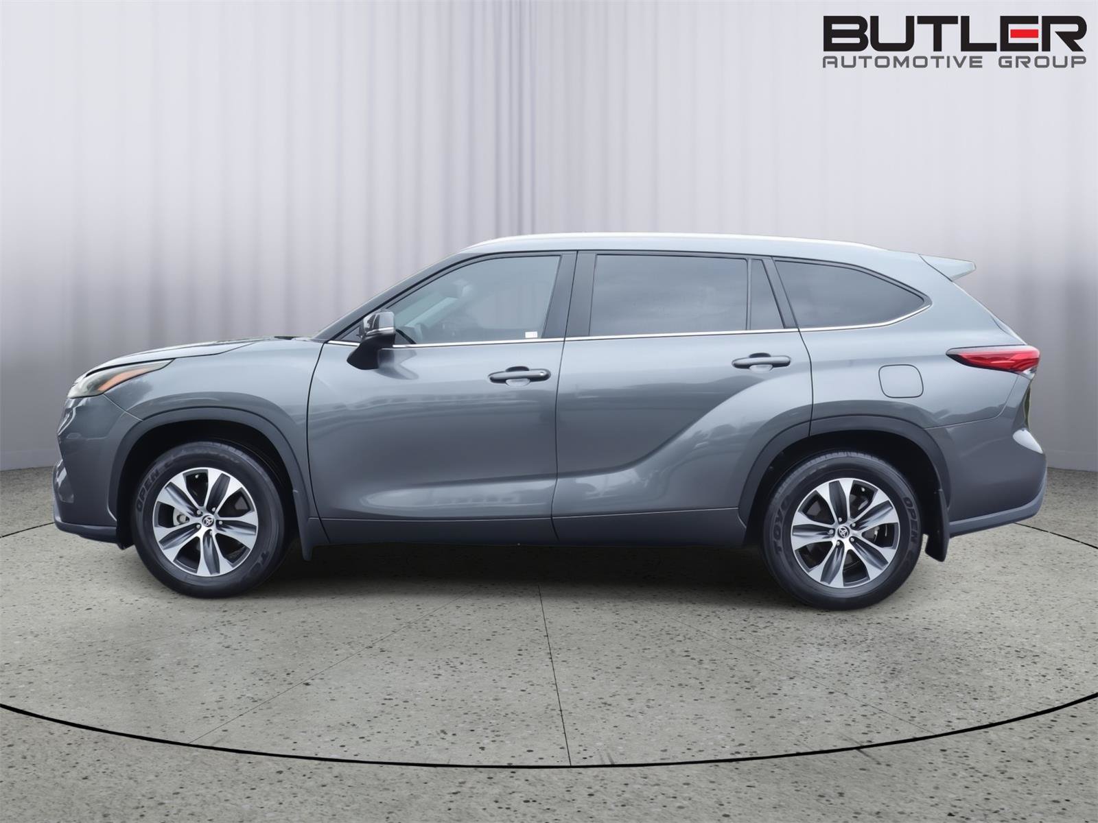 Used 2023 Toyota Highlander XLE FWD image 3