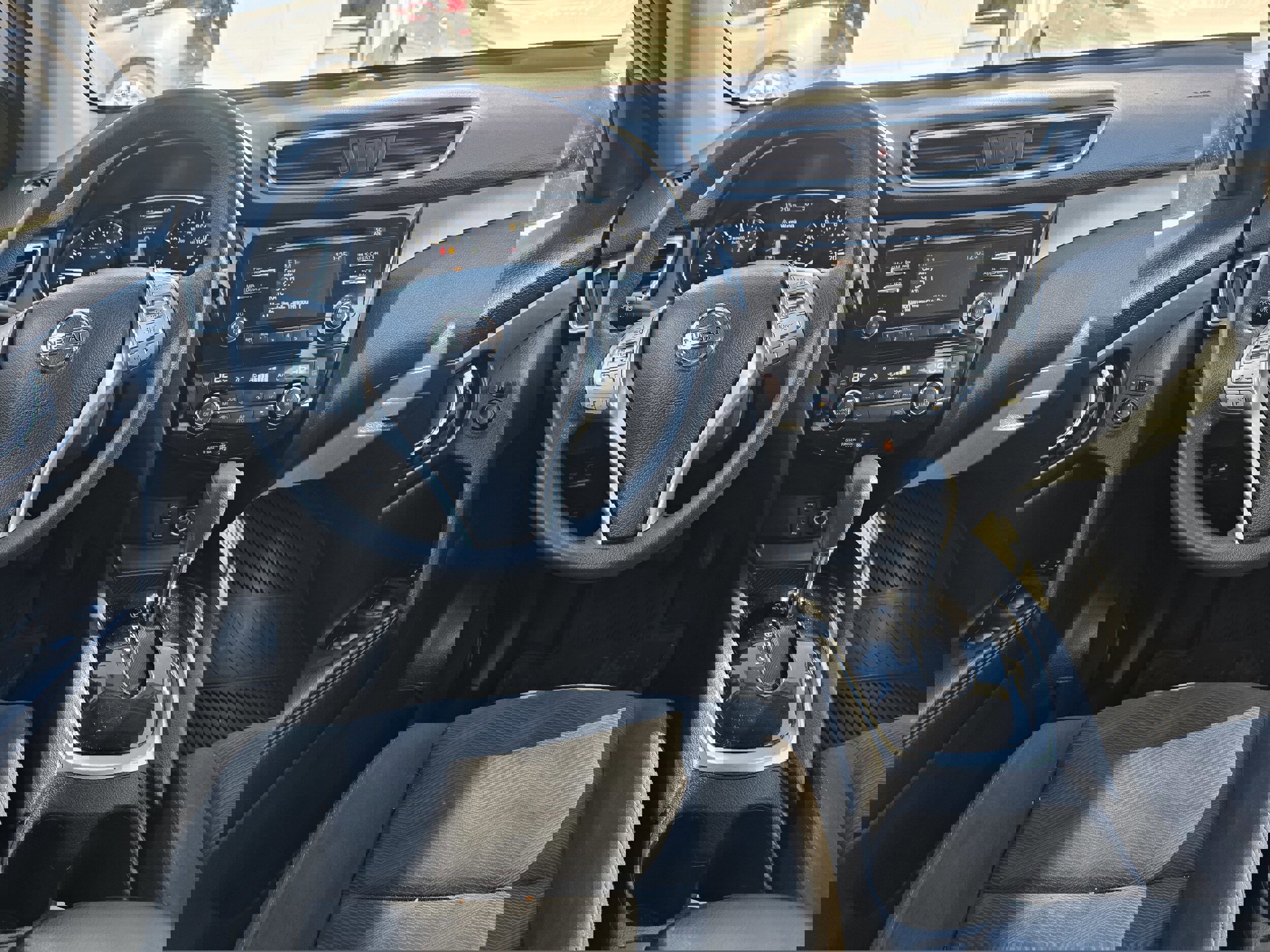 Used 2015 Nissan Rogue SV image 7