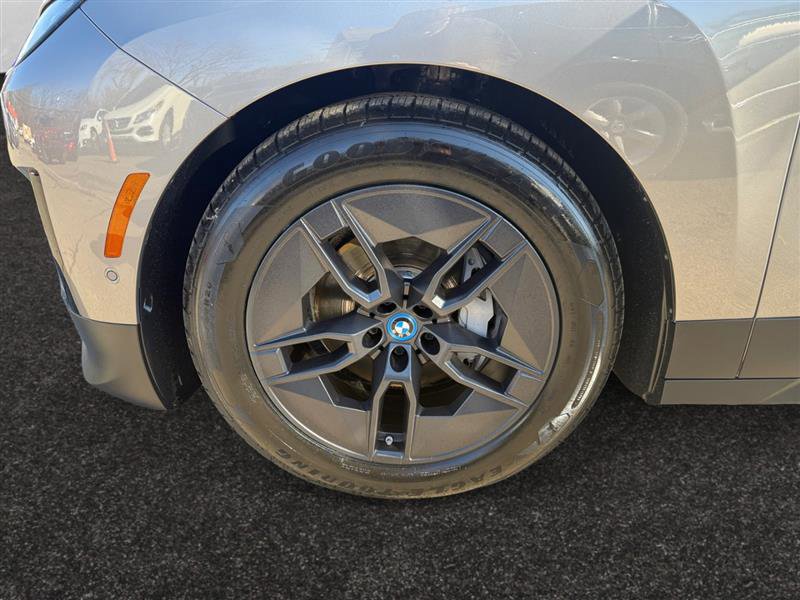 Used 2023 BMW iX xDrive50 w/ Premium Package image 16
