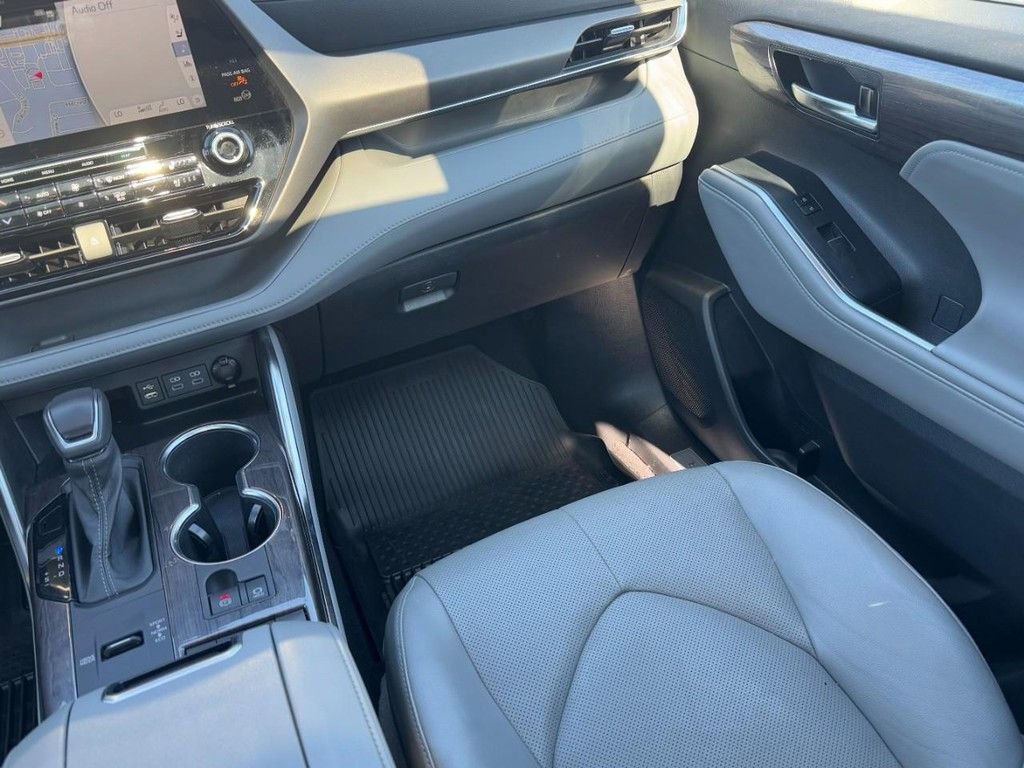Used 2022 Toyota Highlander Limited image 18