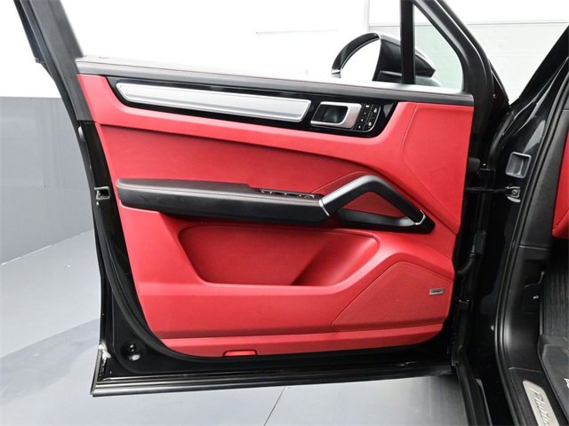 Certified 2023 Porsche Cayenne Platinum Edition image 7