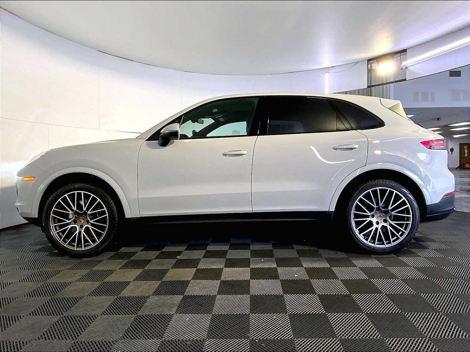 Certified 2023 Porsche Cayenne Platinum Edition AWD/4WD image 2