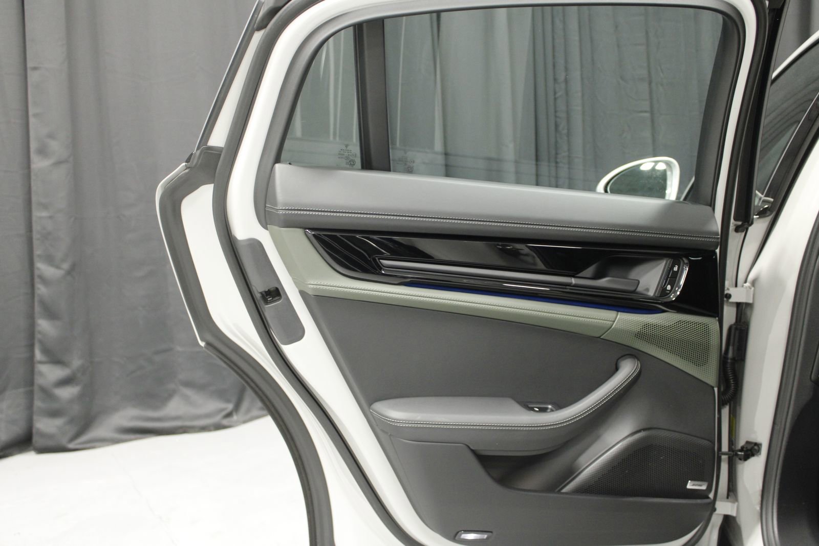 Used 2025 Porsche Panamera 4 image 24