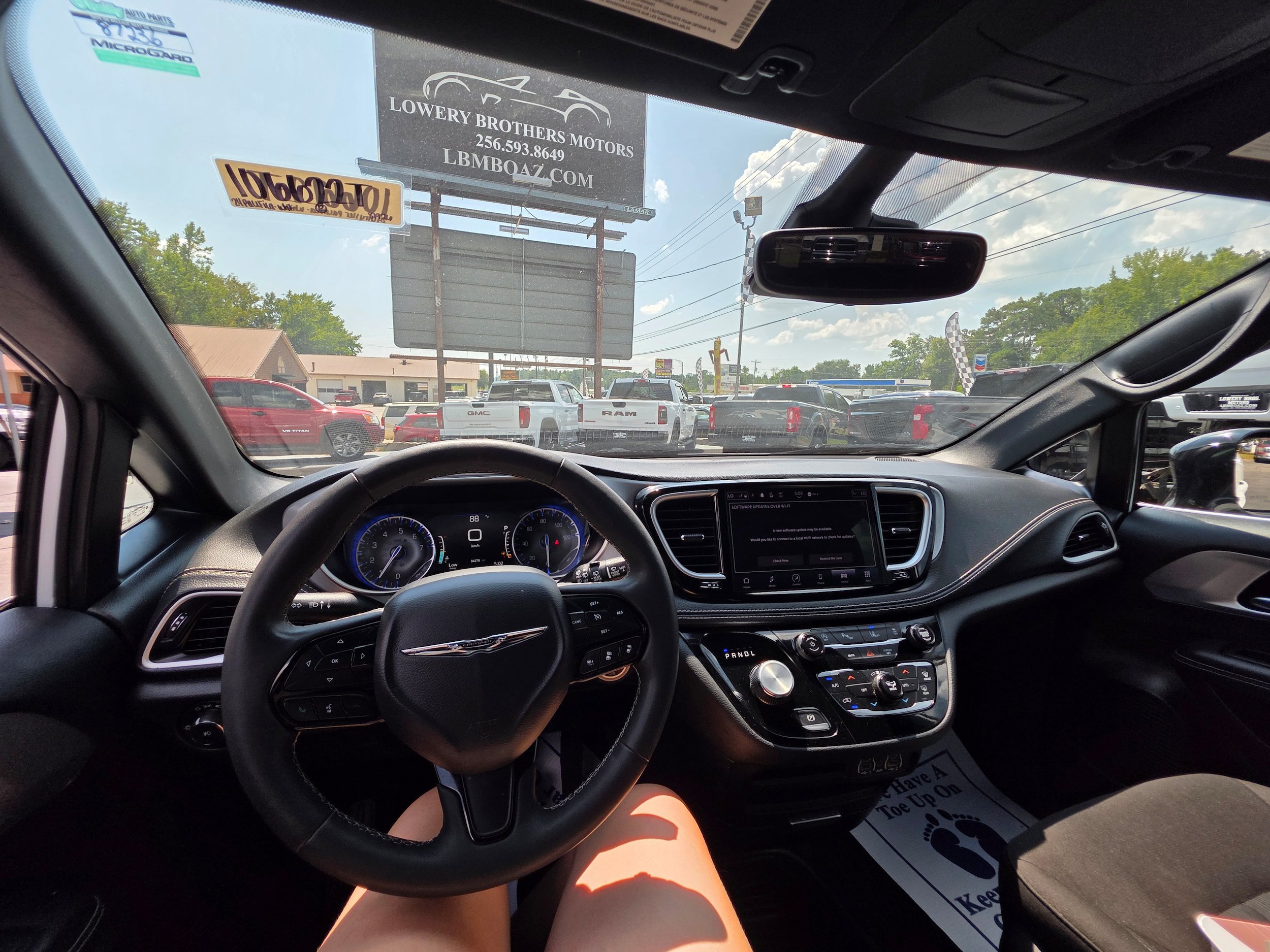 Used 2024 Chrysler Pacifica Touring FWD image 15