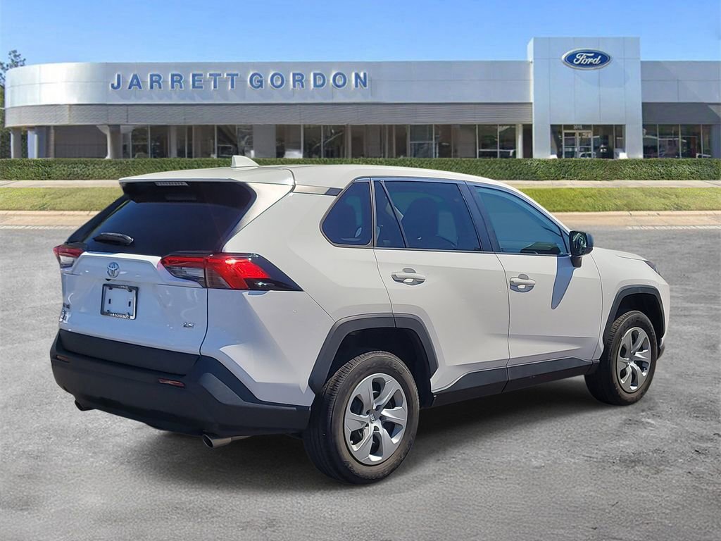 Used 2022 Toyota RAV4 LE image 4