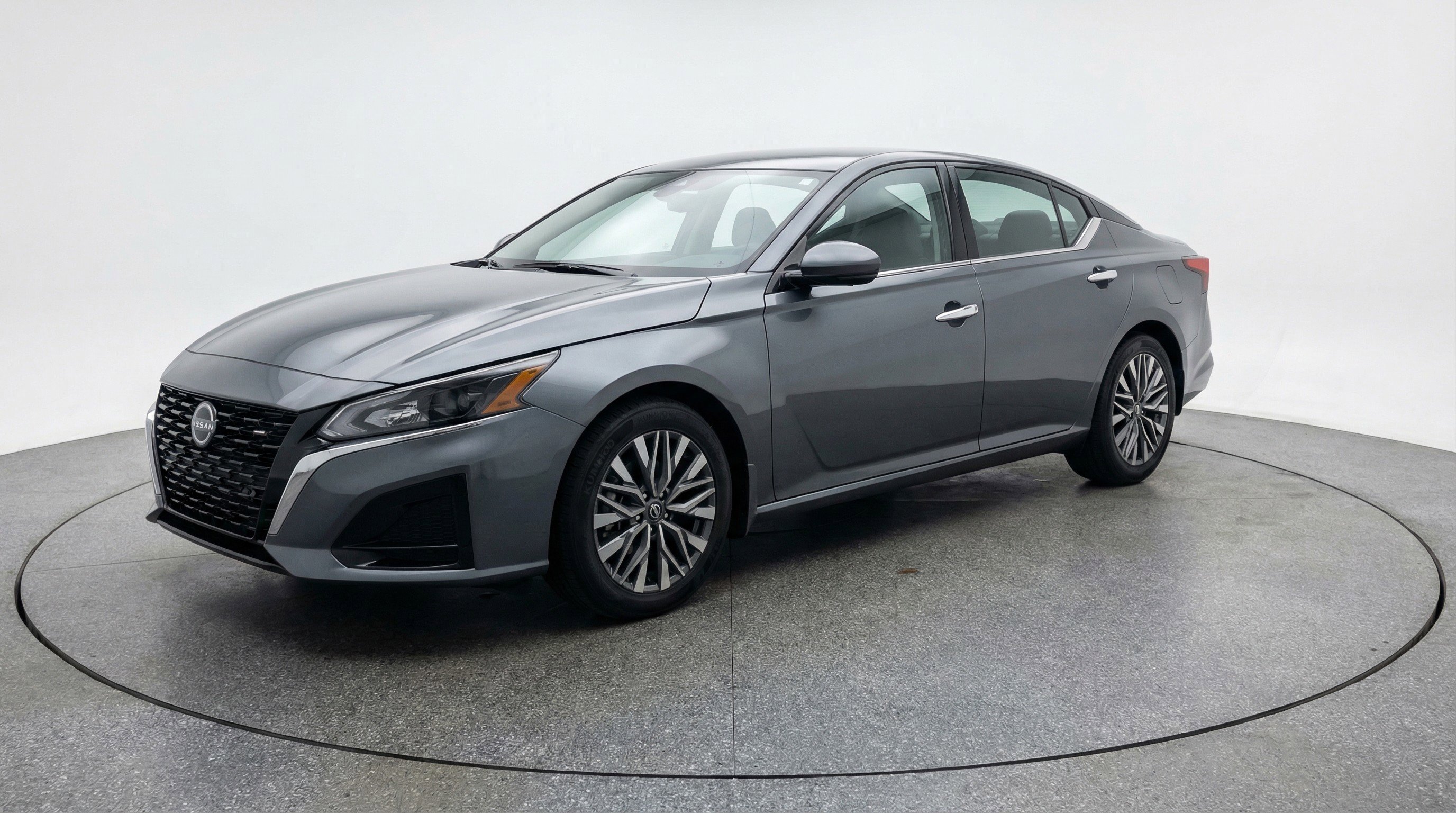 Used 2025 Nissan Altima 2.5 SV image 3