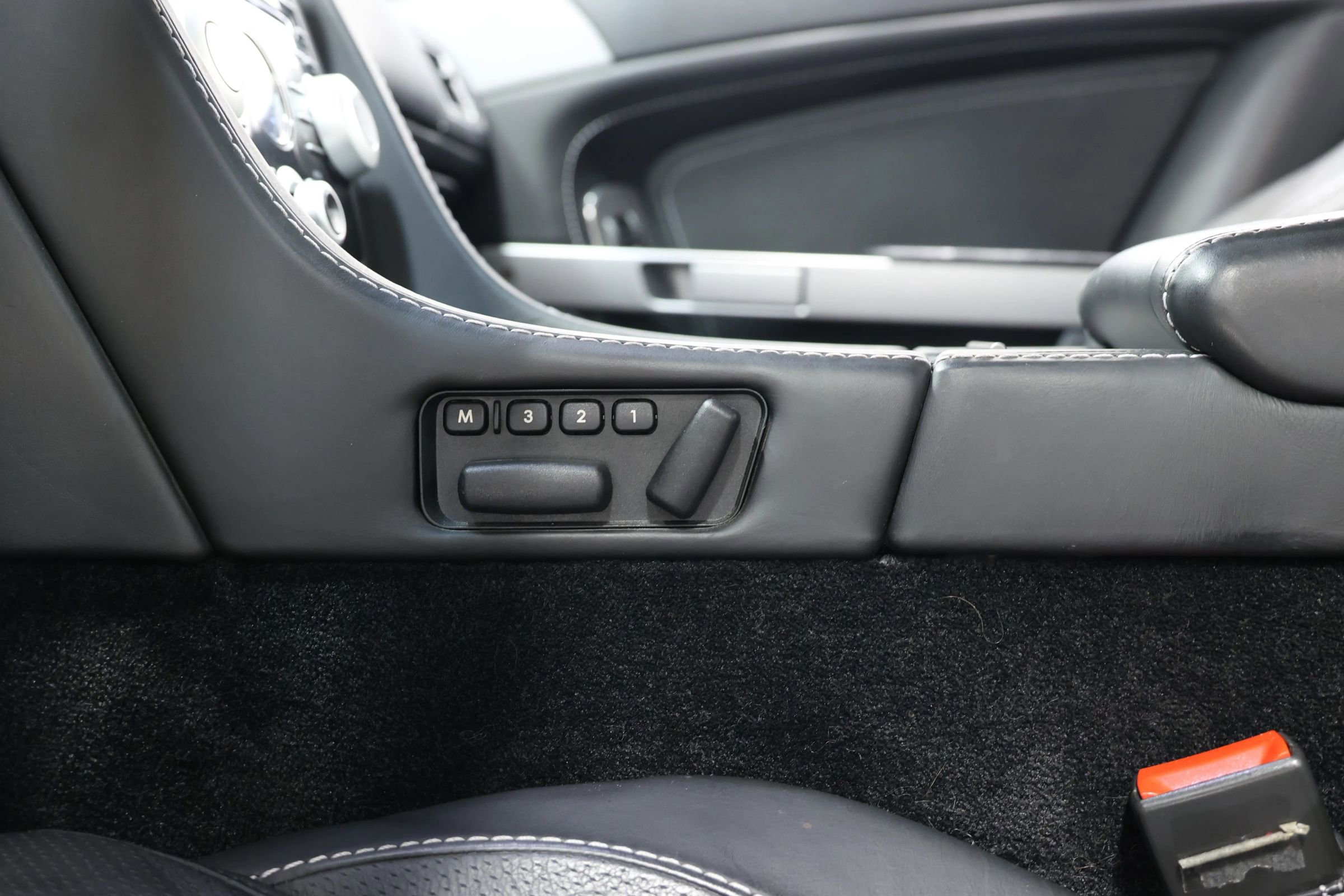 Used 2011 Aston Martin V8 Vantage Coupe image 34