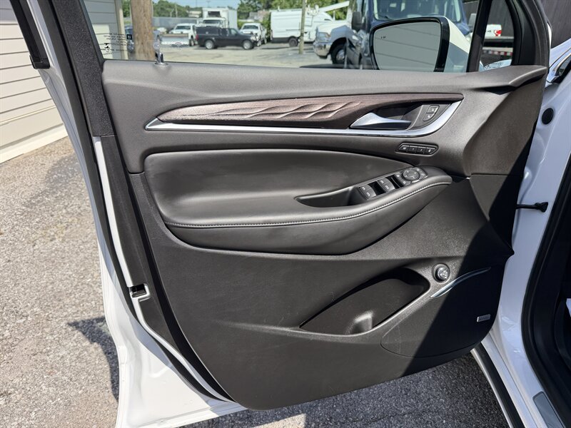 Used 2022 Buick Enclave Avenir w/ Avenir Technology Package AWD/4WD image 15