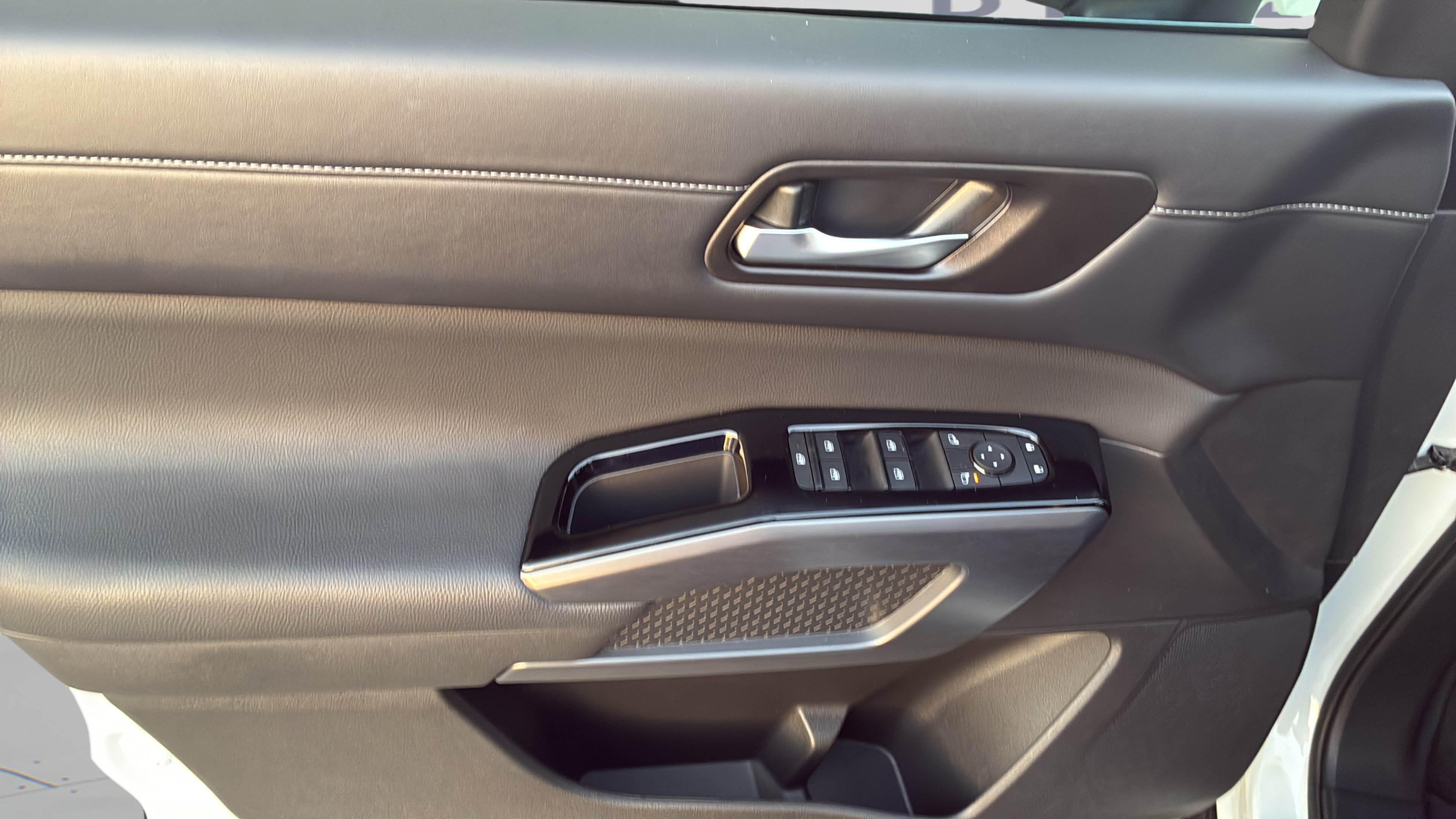 Used 2025 Nissan Pathfinder SL FWD image 14