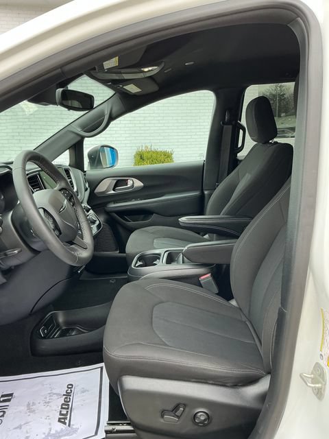 Used 2023 Chrysler Pacifica Touring FWD image 10