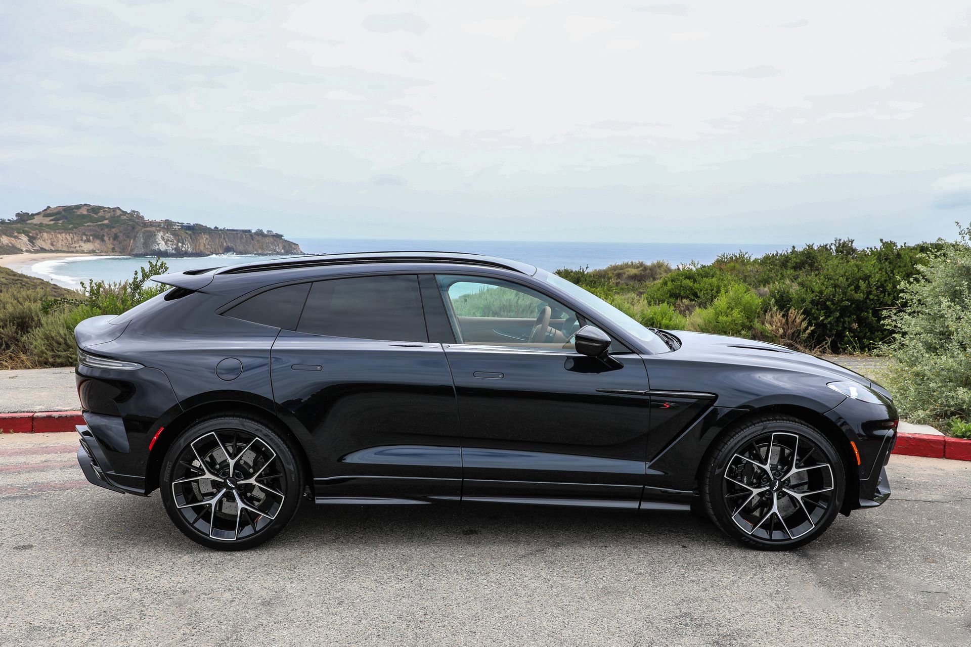 Used 2022 Aston Martin DBX AWD/4WD image 32