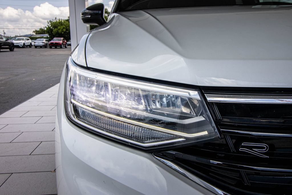 Certified 2023 Volkswagen Tiguan SE R-Line FWD image 6