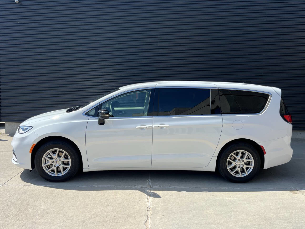 Used 2024 Chrysler Pacifica Touring-L FWD image 9