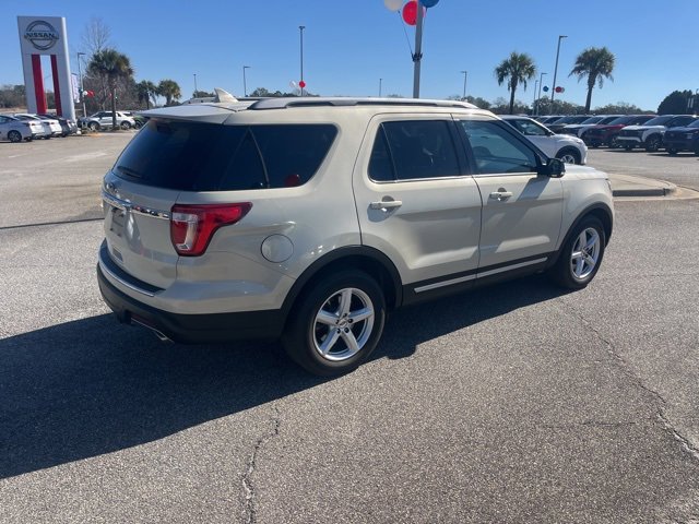 Used 2018 Ford Explorer XLT w/ Equipment Group 202A image 5