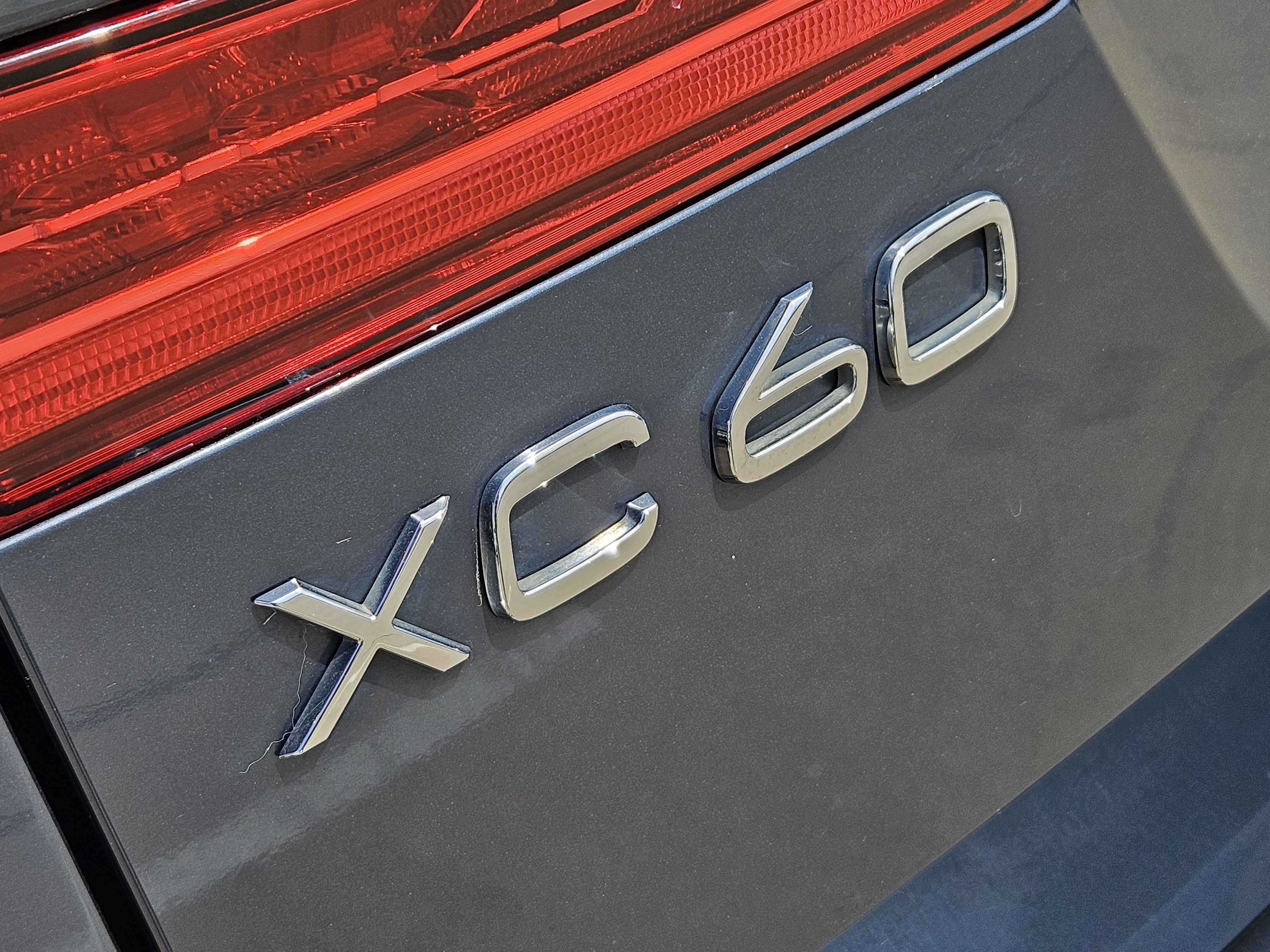 Used 2018 Volvo XC60 T5 Momentum w/ Vision Package image 18