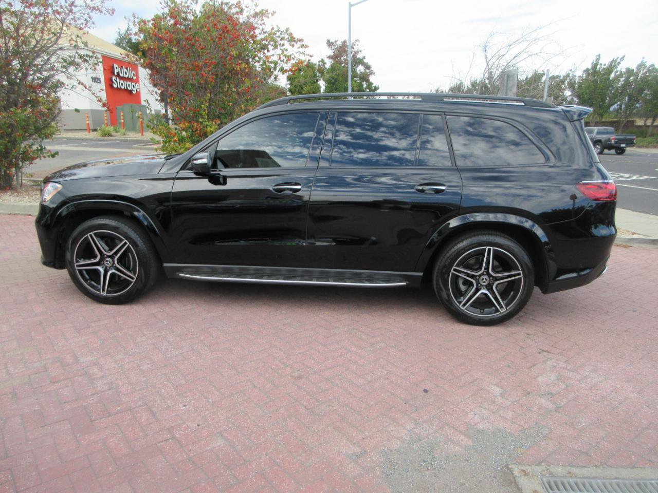 Used 2024 Mercedes-Benz GLS 450 4MATIC w/ AMG Line Exterior image 3