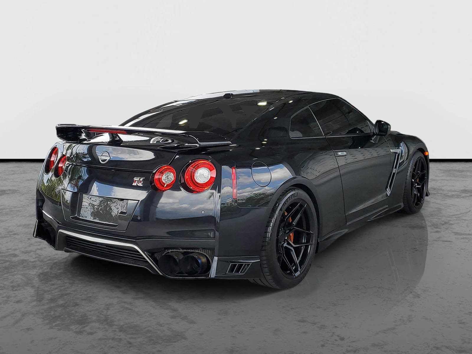 Used 2023 Nissan GT-R Premium w/ Premium Interior Package AWD/4WD image 2