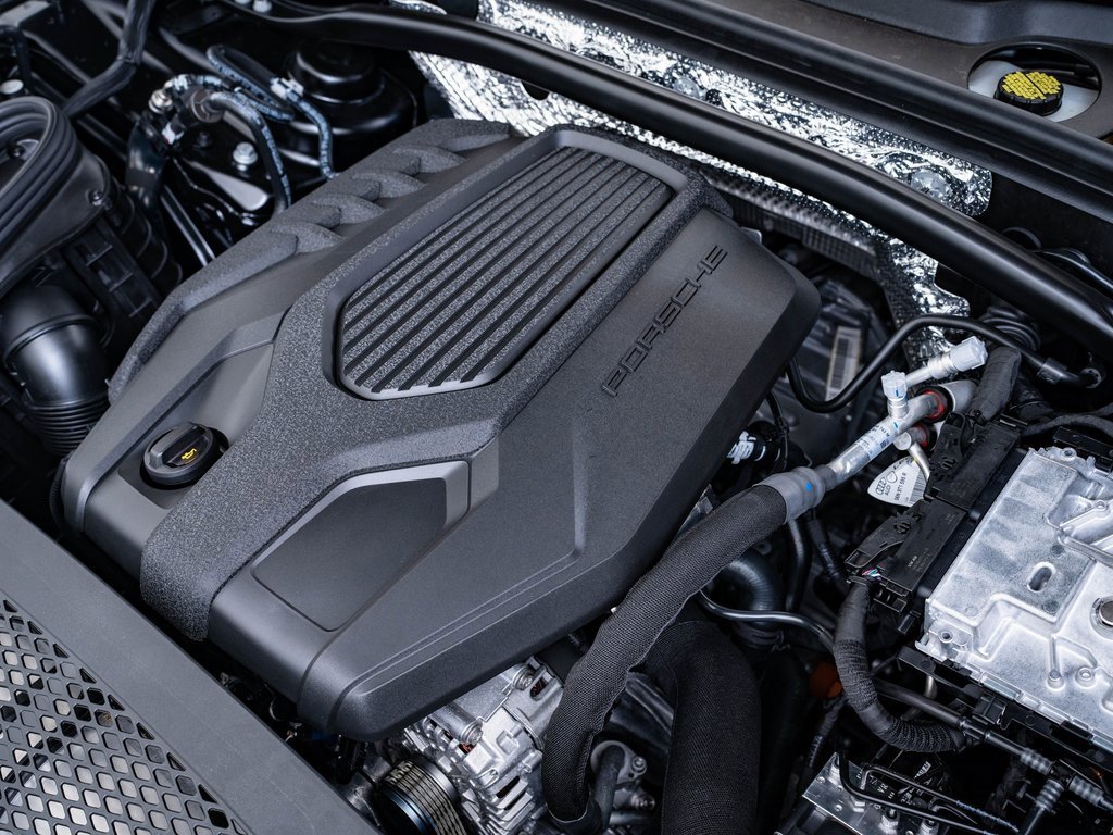 Certified 2025 Porsche Macan image 40