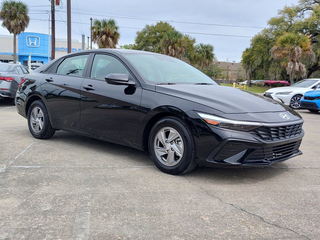 Used 2025 Hyundai Elantra SE image 13