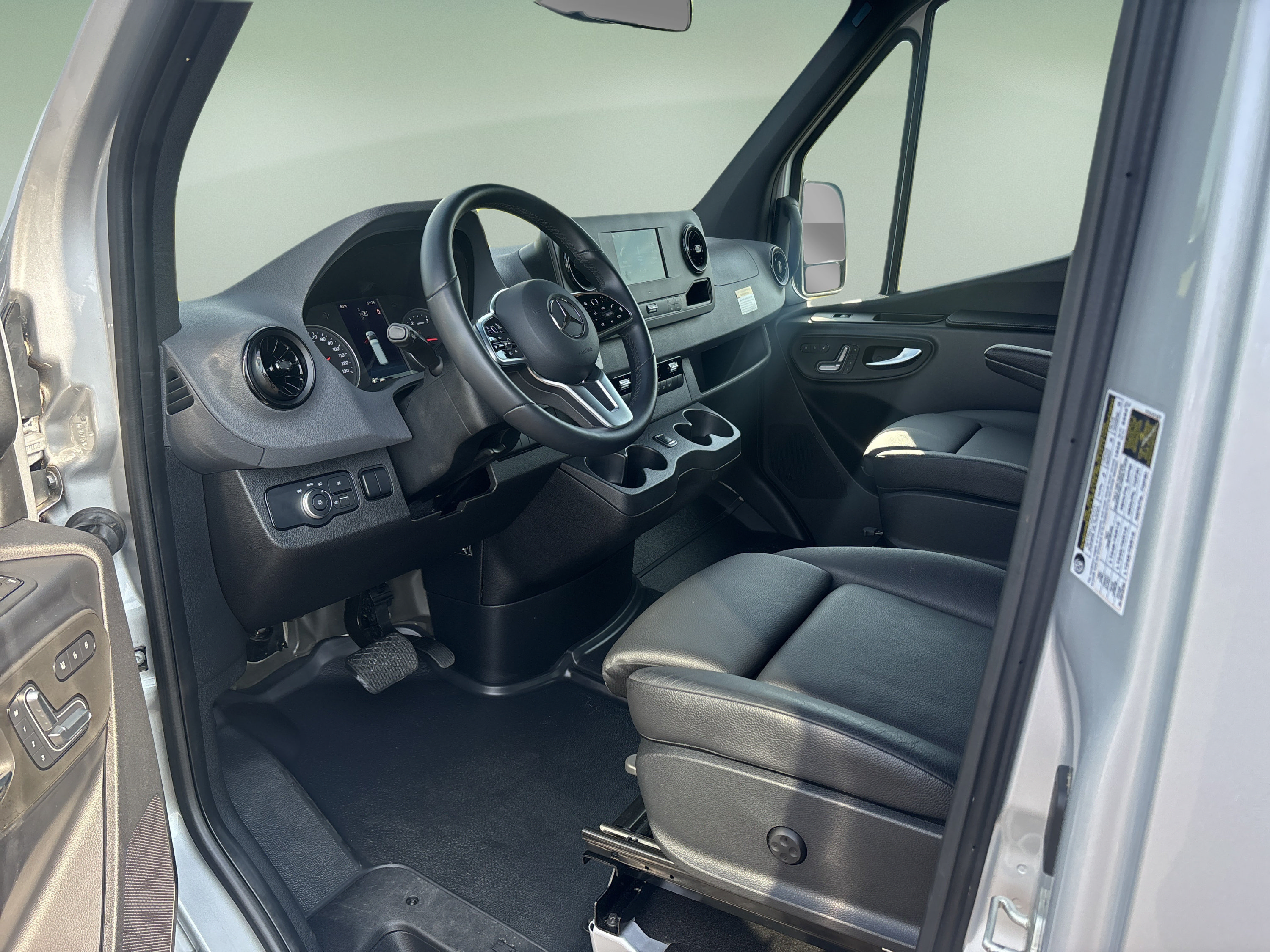 Used 2021 Mercedes-Benz Sprinter 2500 image 9