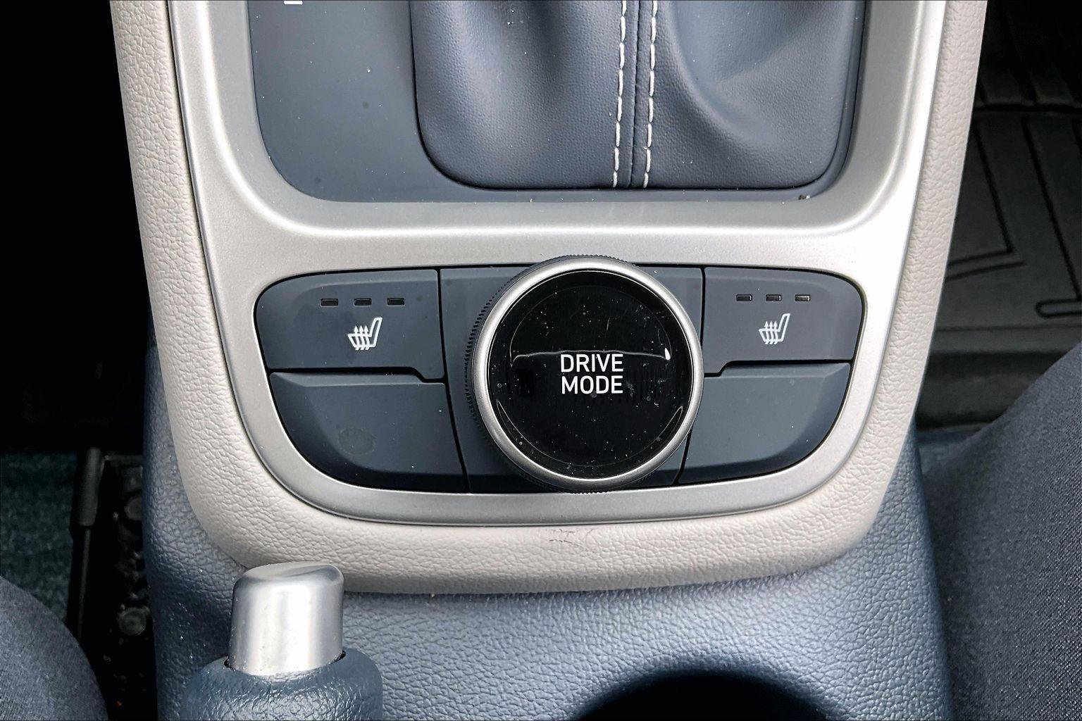 Used 2024 Hyundai Venue Limited FWD image 34