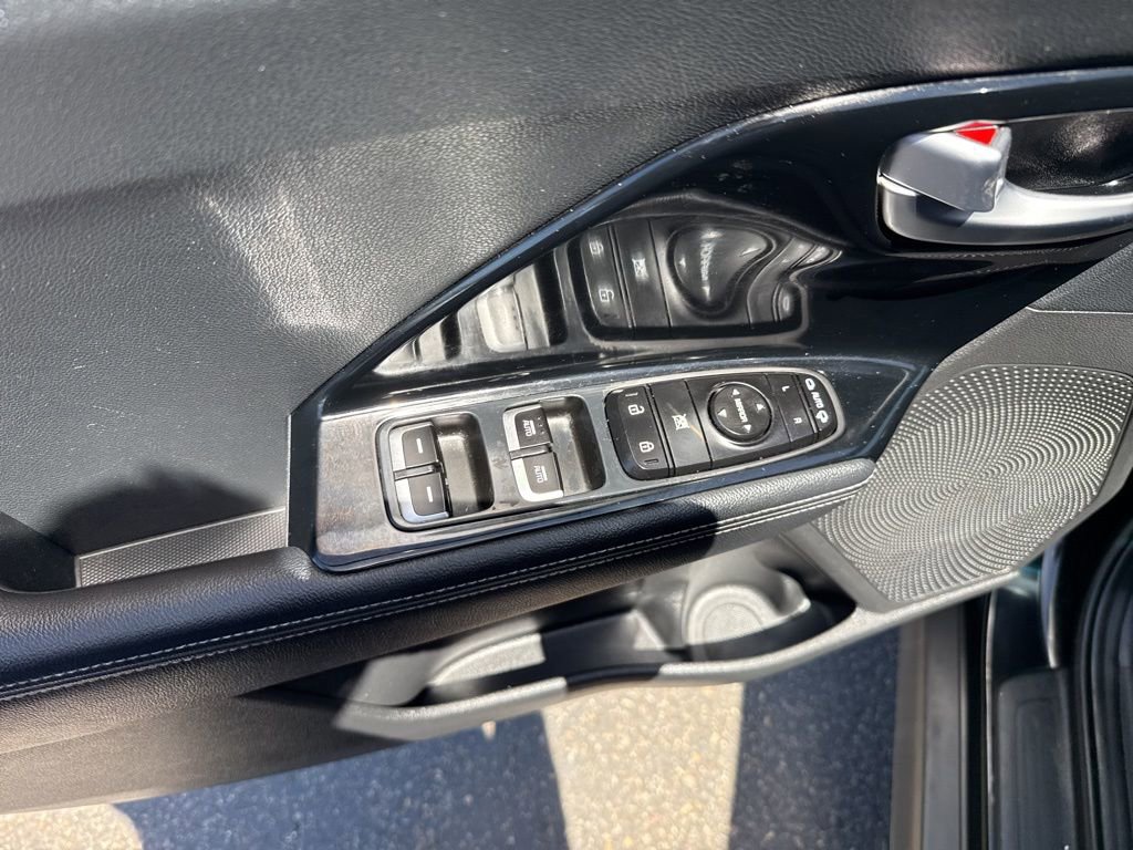 Used 2022 Kia Niro EX image 16