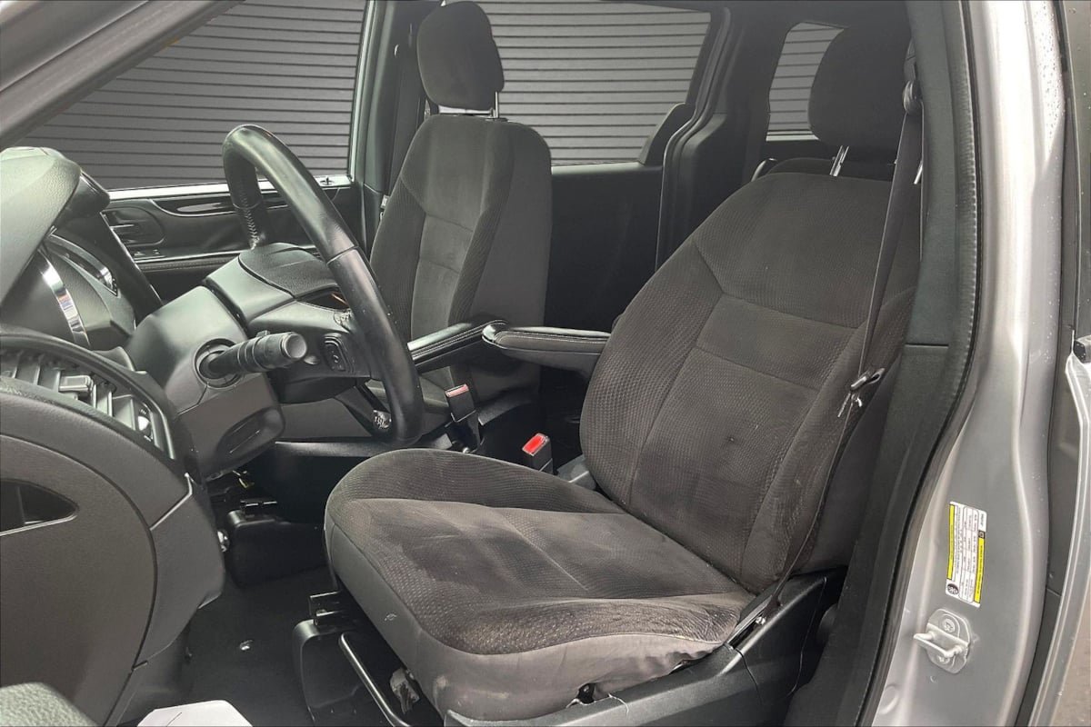 Used 2018 Dodge Grand Caravan SE FWD image 19