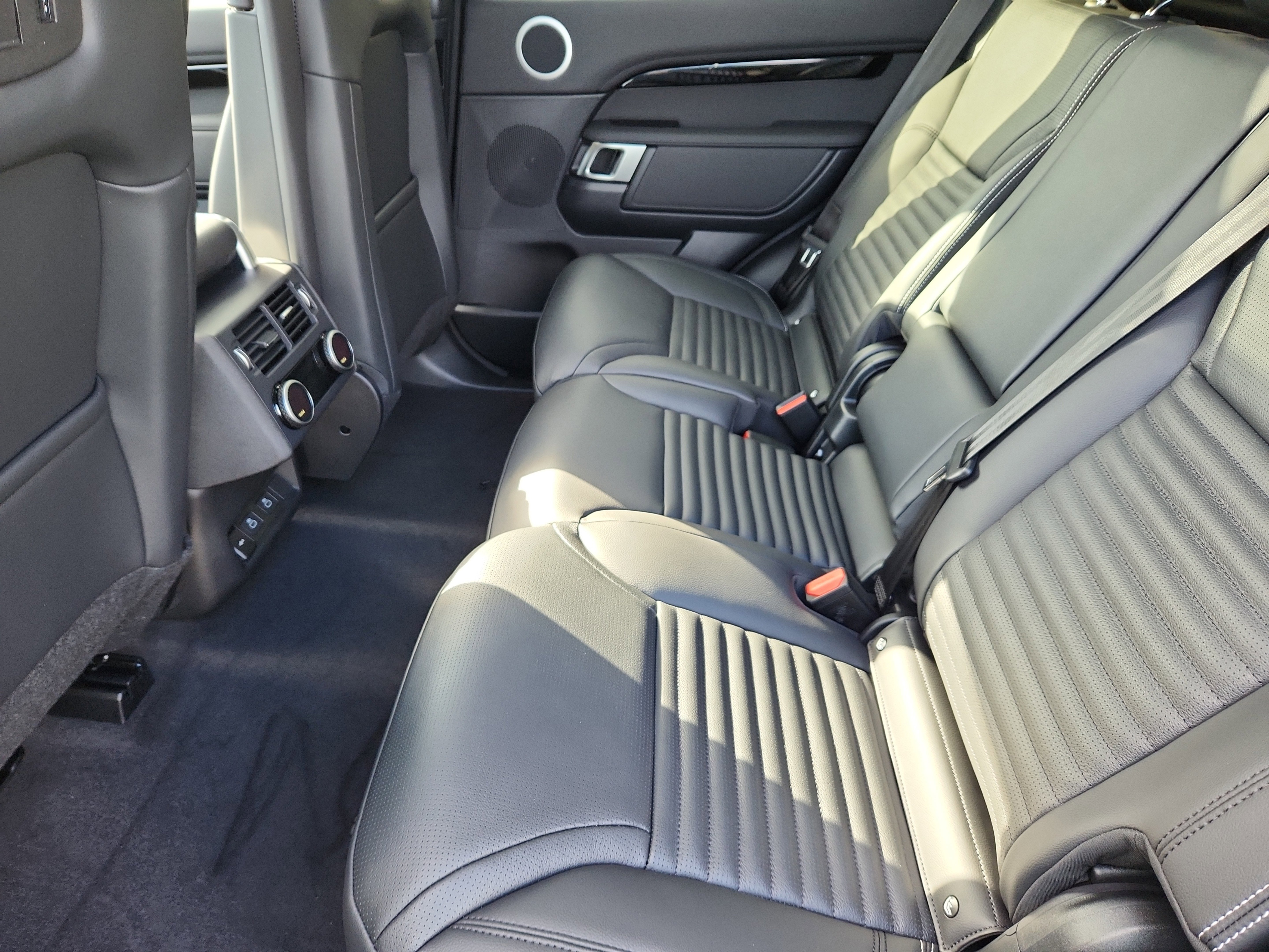 Certified 2025 Land Rover Discovery S image 5