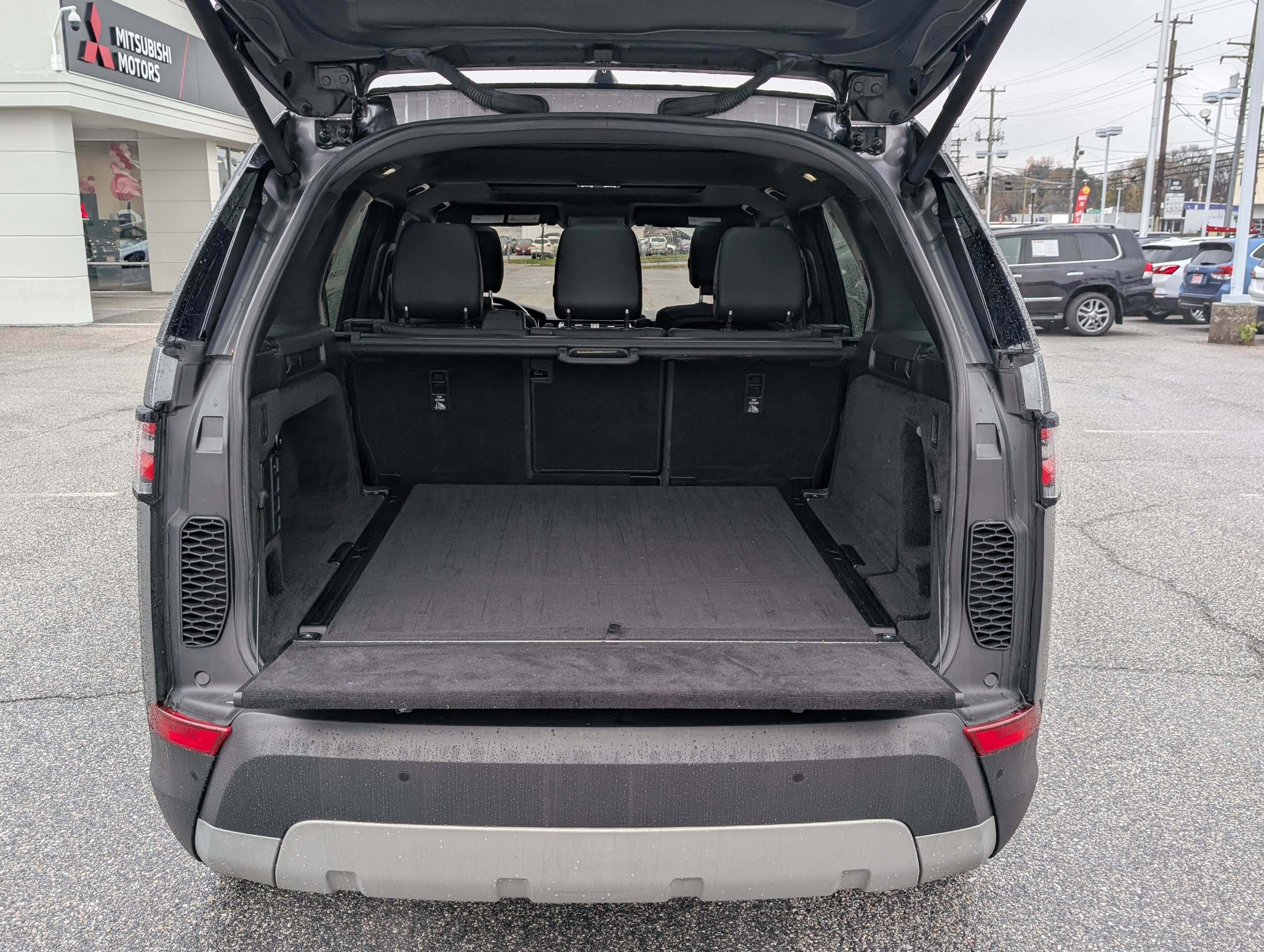 Used 2020 Land Rover Discovery HSE image 13