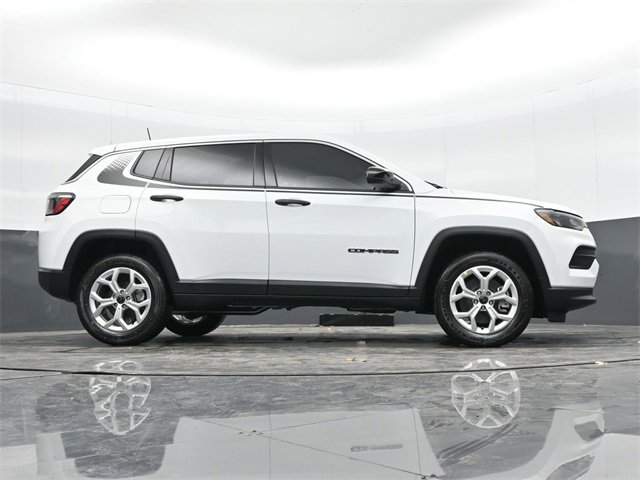 Used 2025 Jeep Compass Sport w/ Mopar Graphics Package image 39
