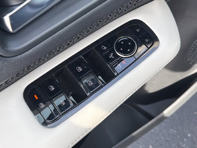 Used 2024 Nissan Ariya AWD image 13