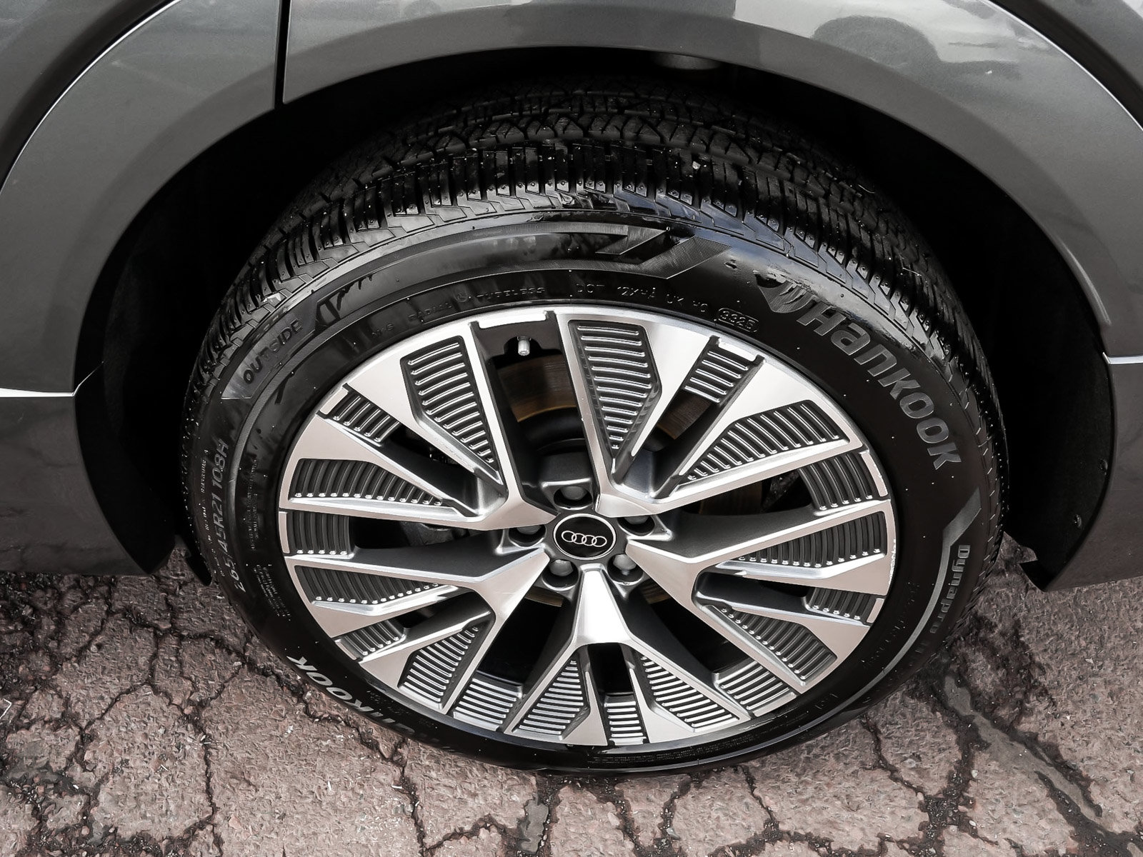 Used 2024 Audi Q8 e-tron Premium Plus w/ Premium Plus Package AWD/4WD image 9